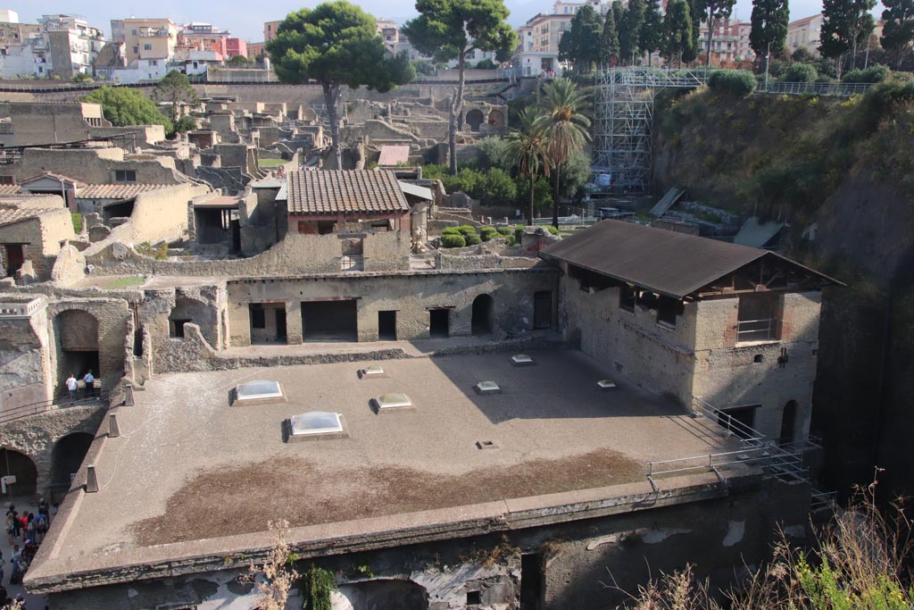 Ins. Or. I.1a, Herculaneum. October 2023.
Looking north from access roadway across the roof of the Suburban Baths towards the lower terrace with rooms opening onto it.
The upper rooms are now part of Ins. Or. I,1. On the right is a room belonging to Ins. Or. I.2, House of Telephus Relief. Photo courtesy of Klaus Heese.